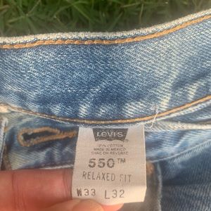 Vintage relaxed fit blue jeans. Rip on left knee.